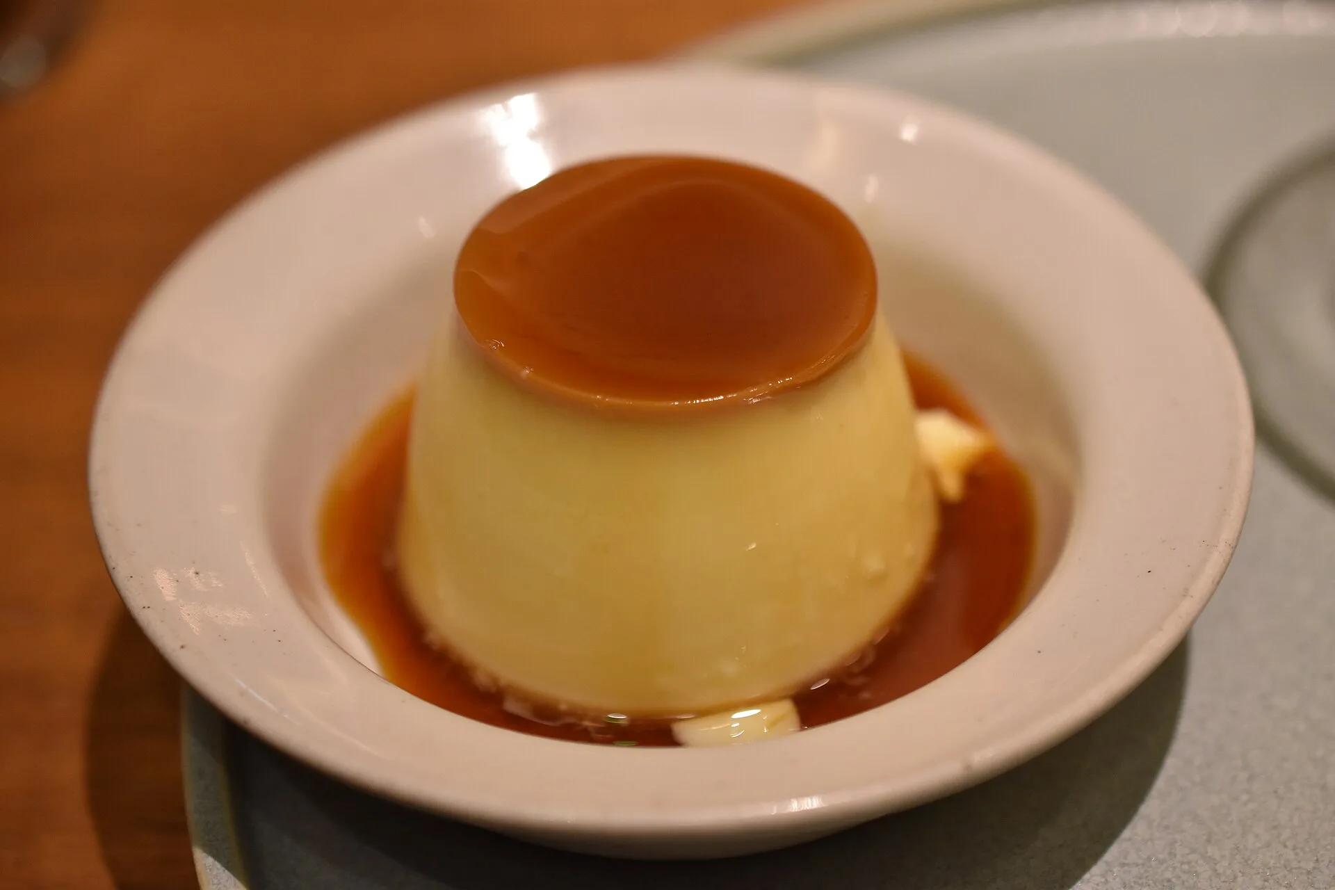 Karamel sosuyla servis edilen Japon usulü puding — temsili fotoğraf