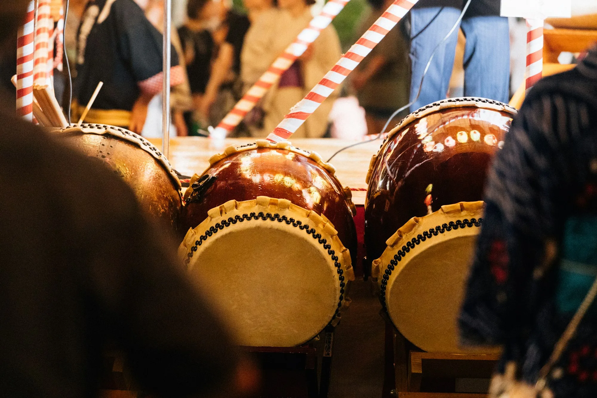 Bir festival sahnesinde yan yana dizilmiş büyük taiko davulları