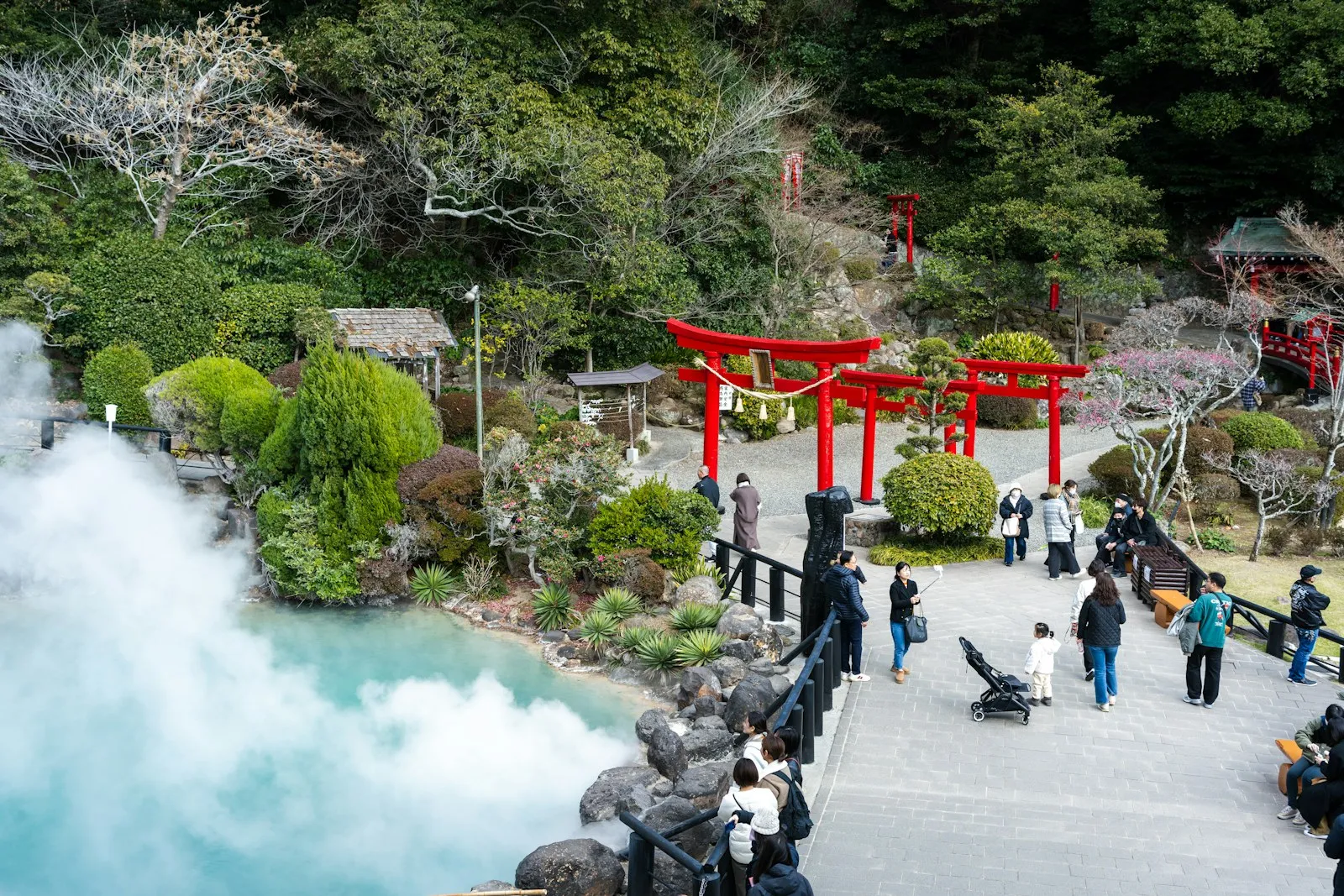 Umi Jigoku'da torii ve mavi sıcak göl