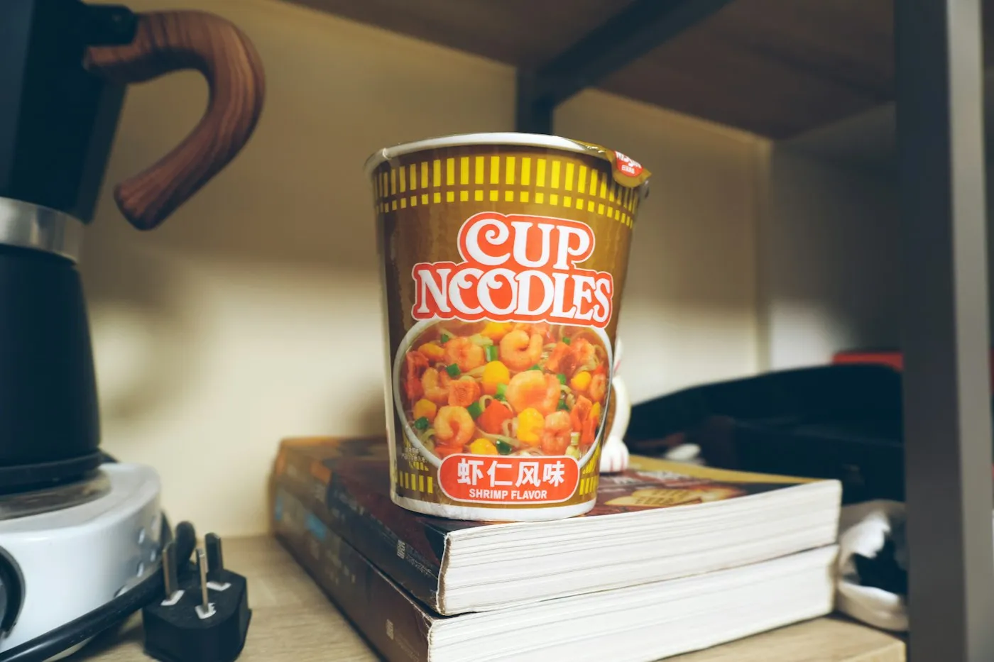 Raftaki Cup Noodles kabı