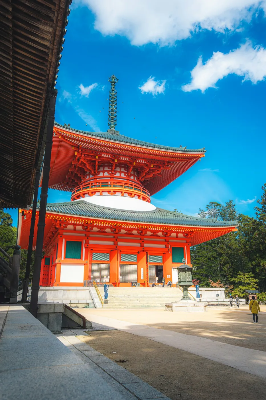 Ağaçlar arasında pagoda