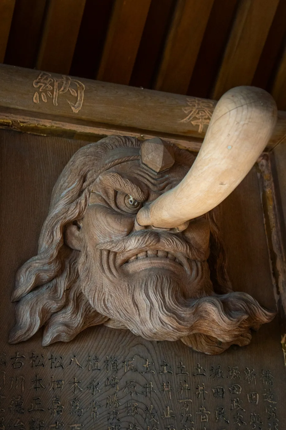Miyajima'da ahşap tengu maskesi oyması
