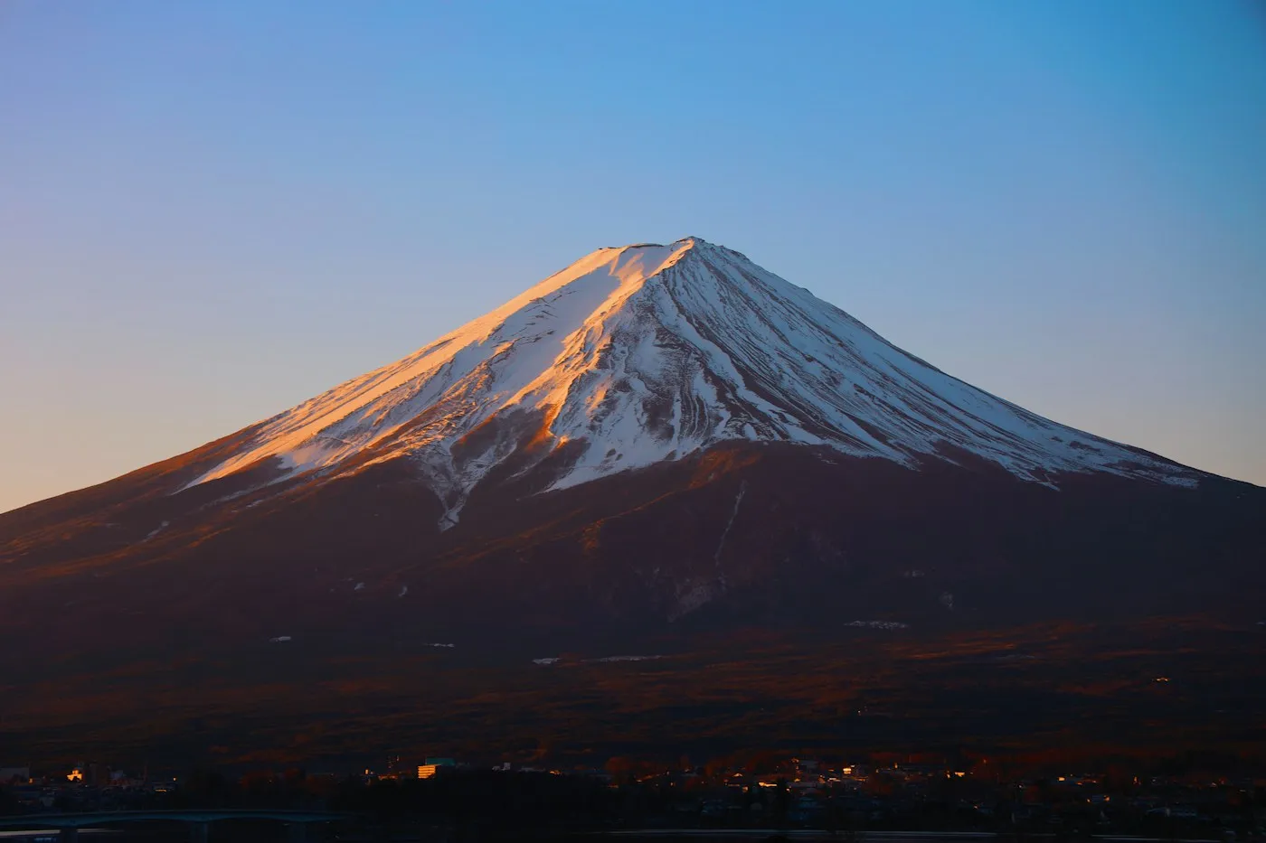 Fuji Dağı sabah ışığında pembe zirve