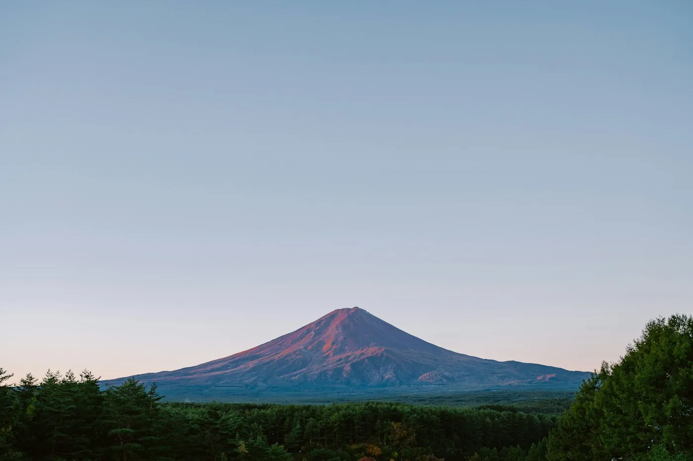 Ormanların üstünde Fuji Dağı silueti