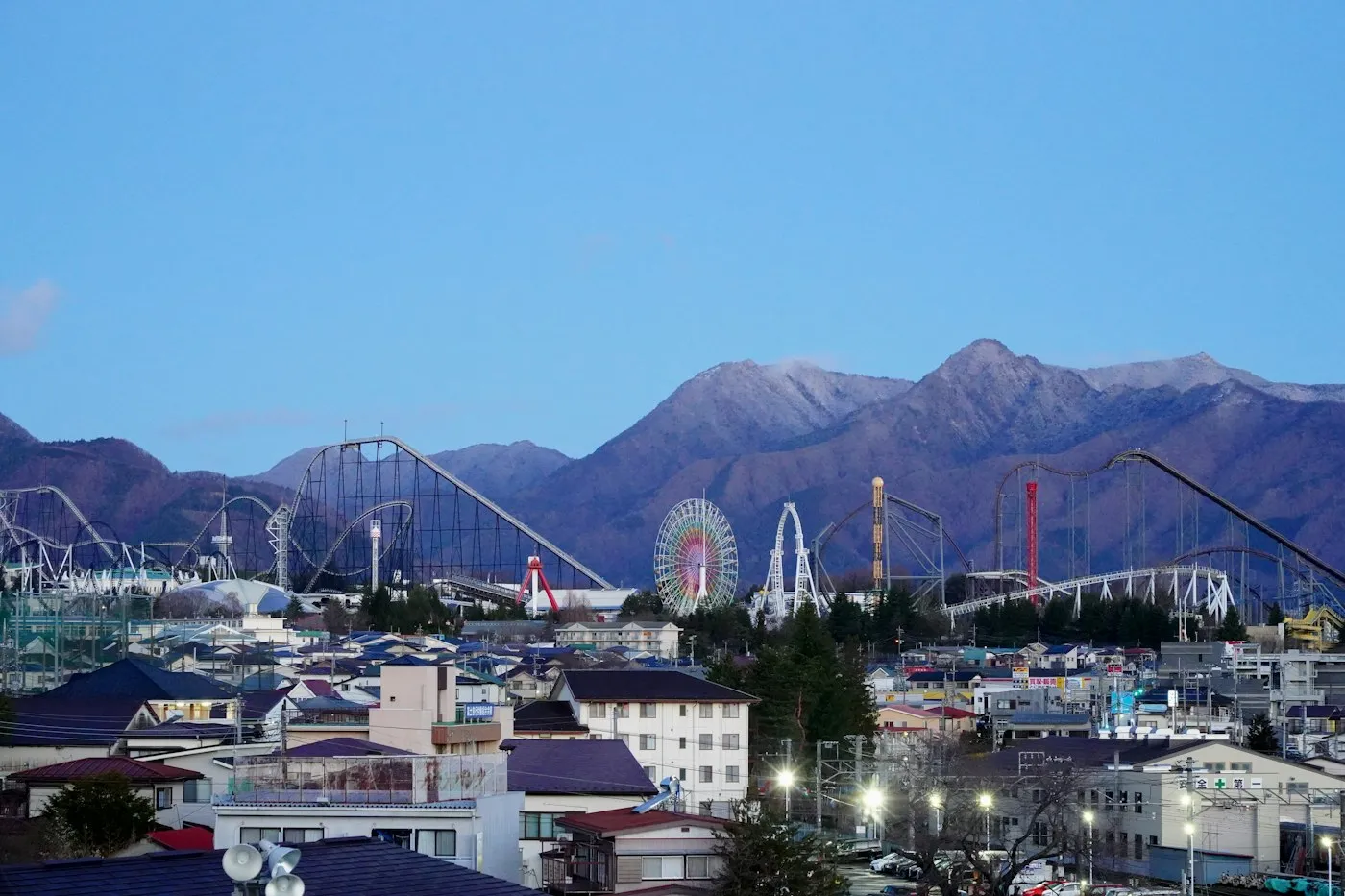 Fuji-Q Highland'ın dönme dolabı ve trenleri, arkada dağlar