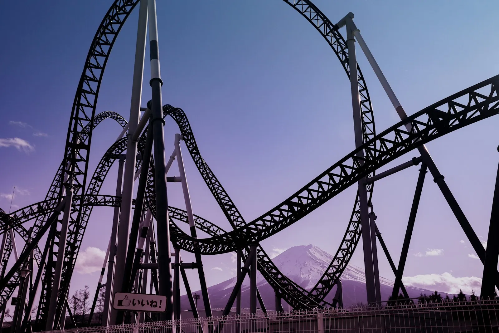 Fuji-Q Highland'daki hız treni rayları ve arkada Fuji Dağı