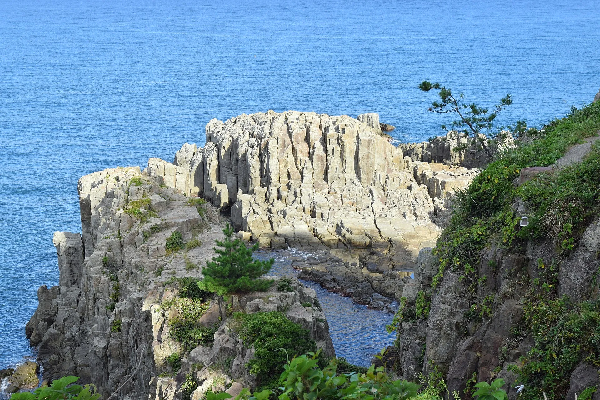 Fukui'deki Tojinbo kayalıkları ve deniz