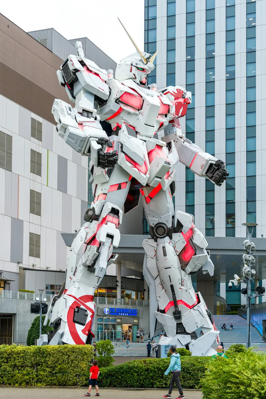 Diver City önünde Unicorn Gundam heykeli (gösterim sona ermiş olabilir)