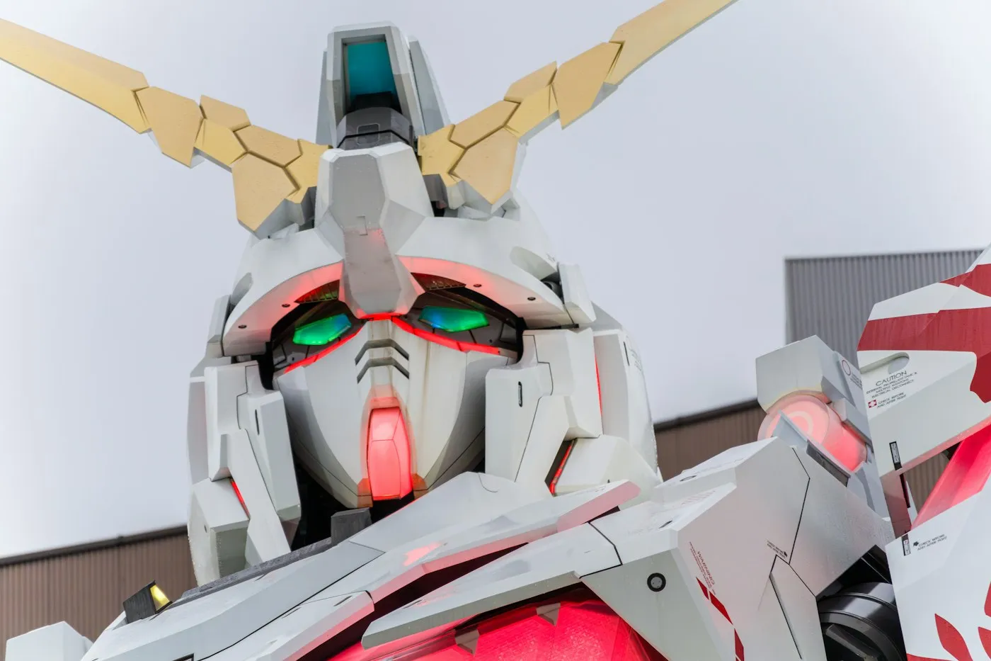 Gundam heykelinin yüzü yakından