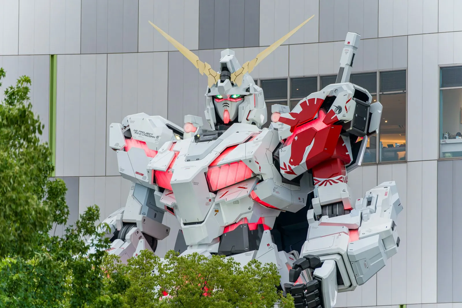 Odaiba'da Unicorn Gundam heykeli (gösterim sonrası güncel durumu kontrol edin)