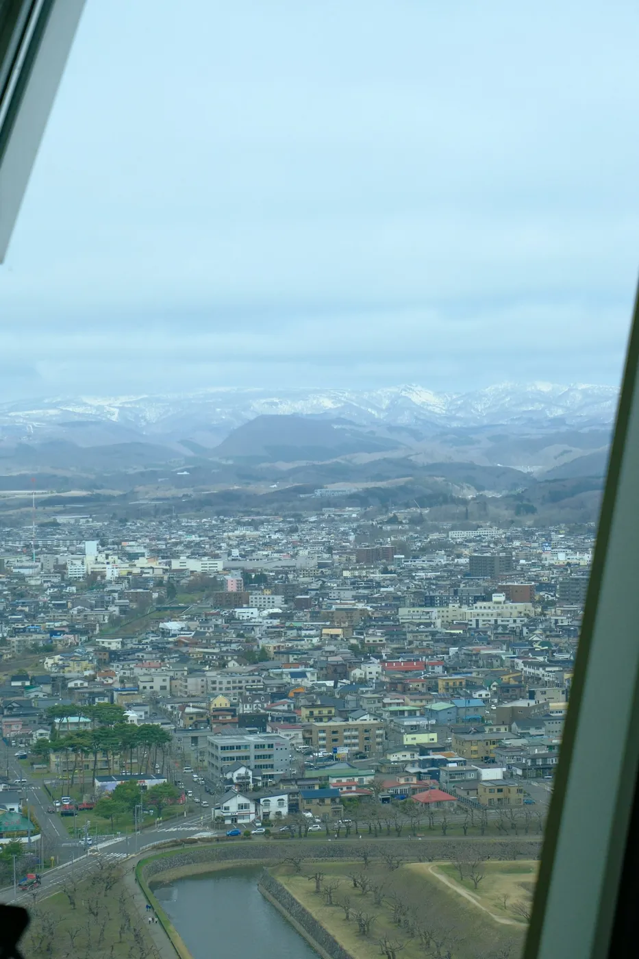 Goryokaku Kulesi'nden şehir ve hendek manzarası