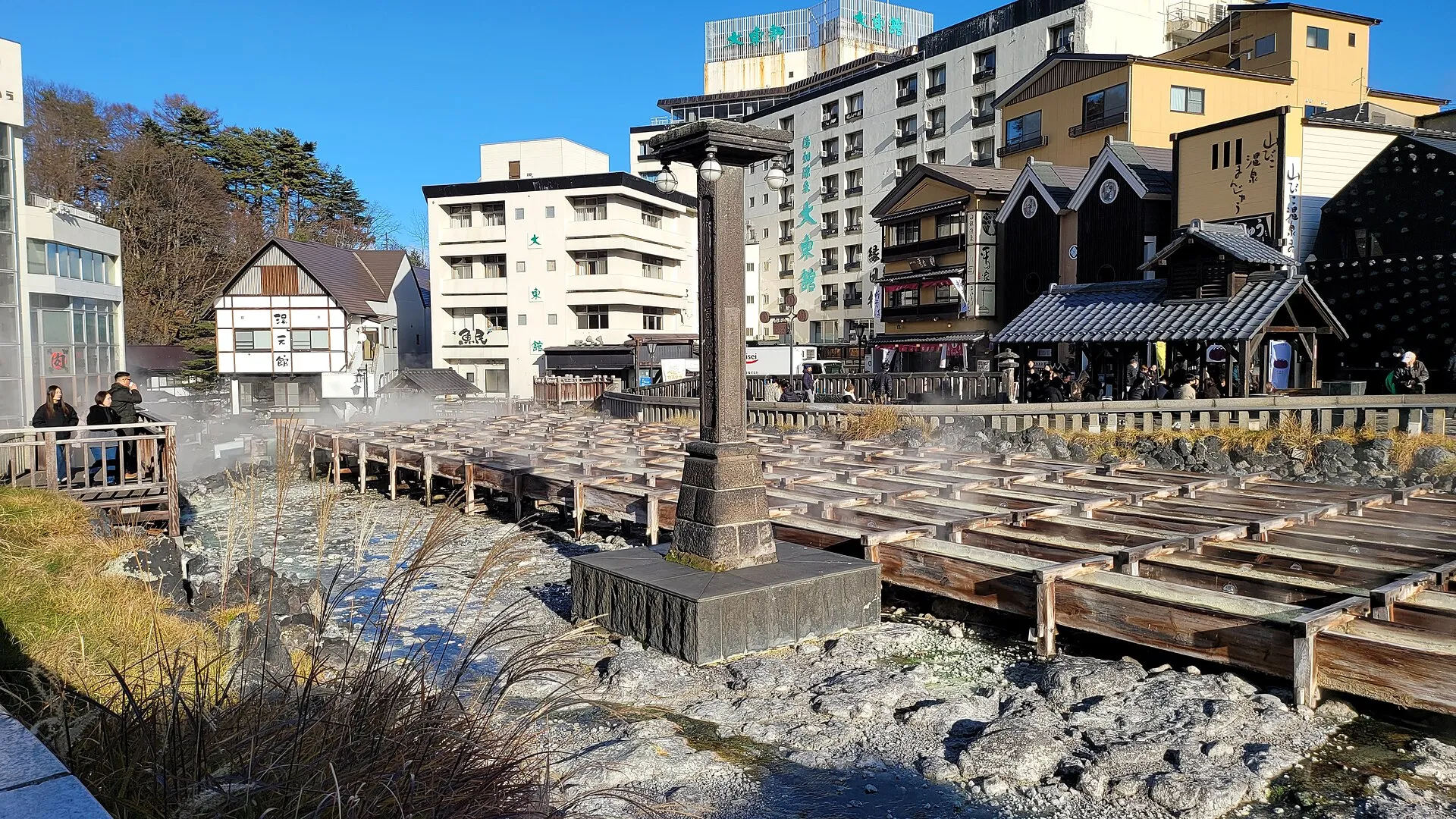 Kusatsu Onsen'in merkezindeki Yubatake sıcak su tarlası