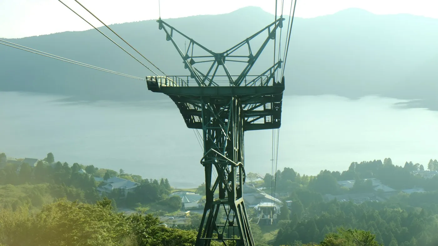Göl kıyısında teleferik direği
