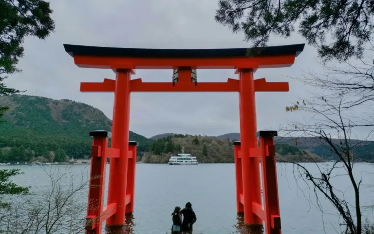 Hakone Tapınağı (Gölde Torii)
