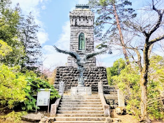Sendai Kalesi (Aoba Kalesi) alanındaki taş kule ve kartal anıtı
