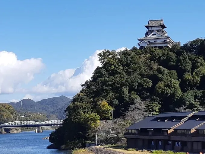 Kiso Nehri kıyısındaki tepede yükselen Inuyama Kalesi, solda köprü ve nehir