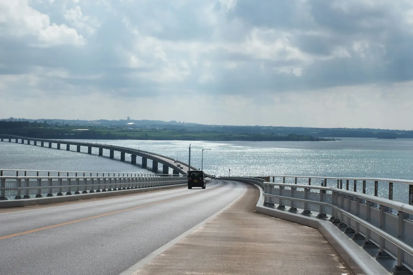 Irabu Köprüsü üzerinde yol