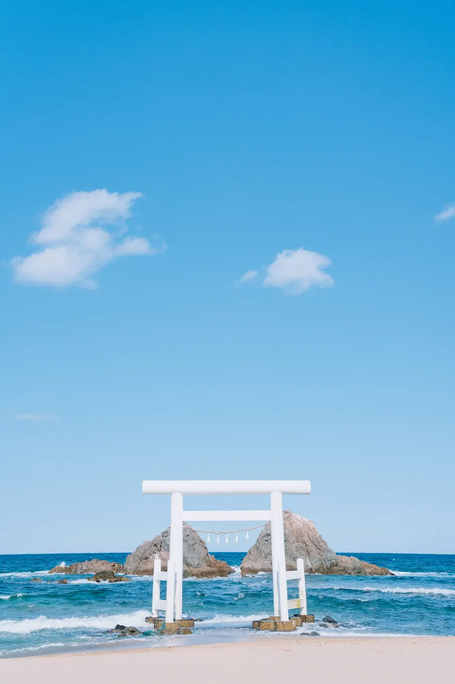 Denizdeki beyaz torii
