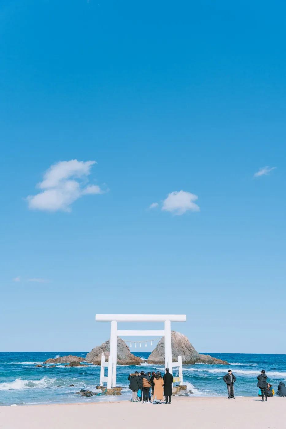 Kumsalda torii ve kayalar