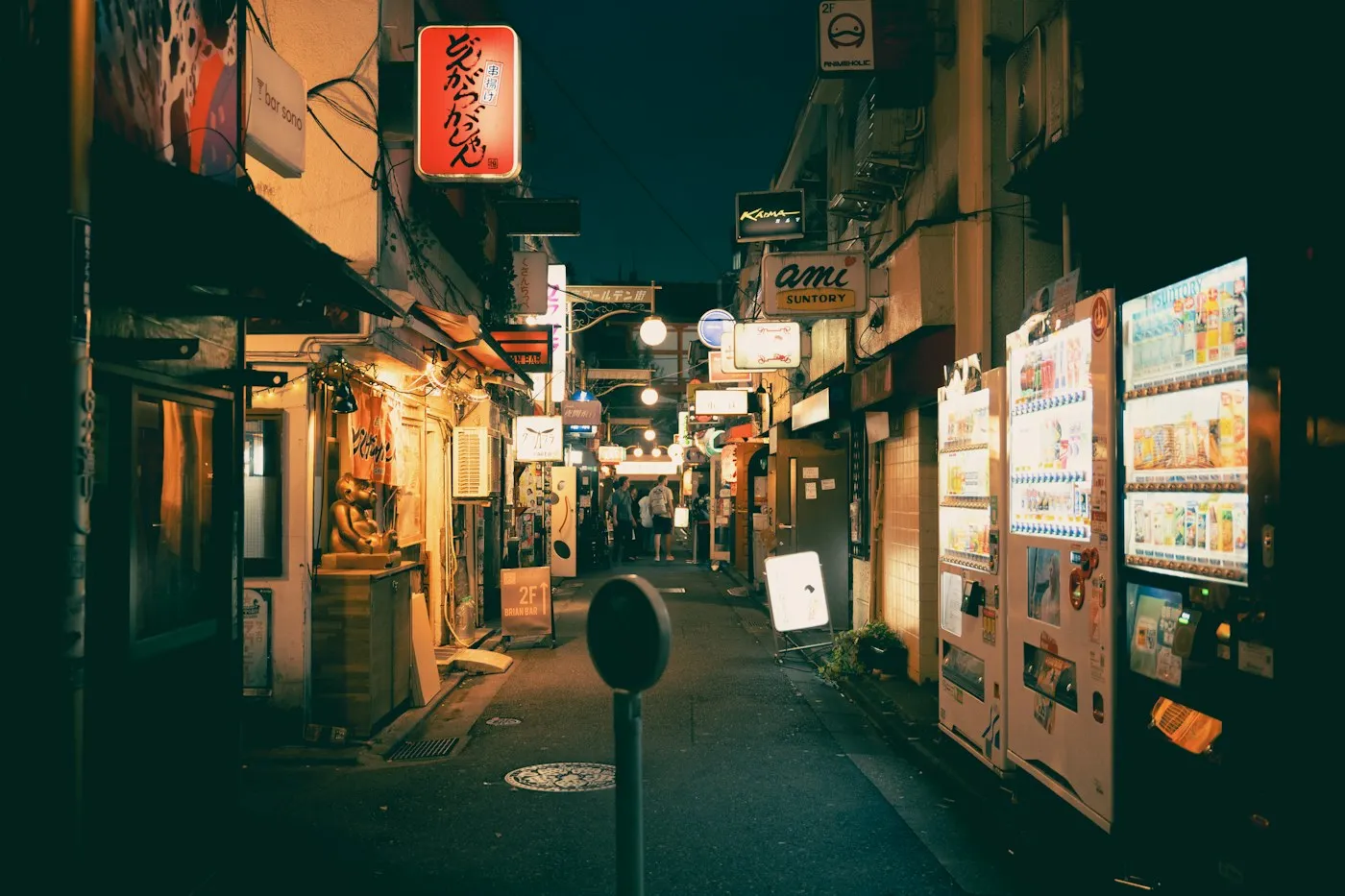 Golden Gai'da geceleyin dar sokak