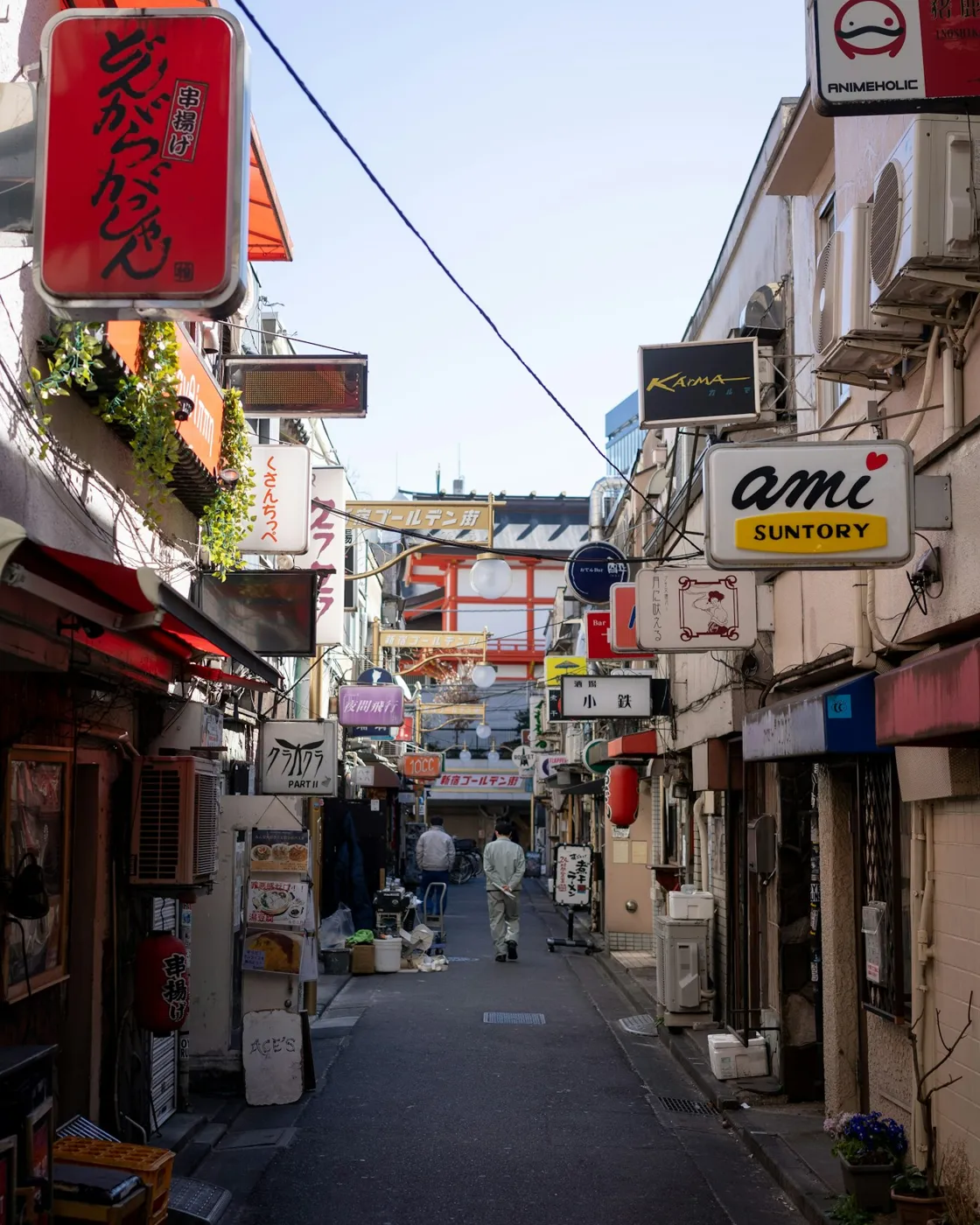 Shinjuku'da gün ışığında sakin bar sokağı