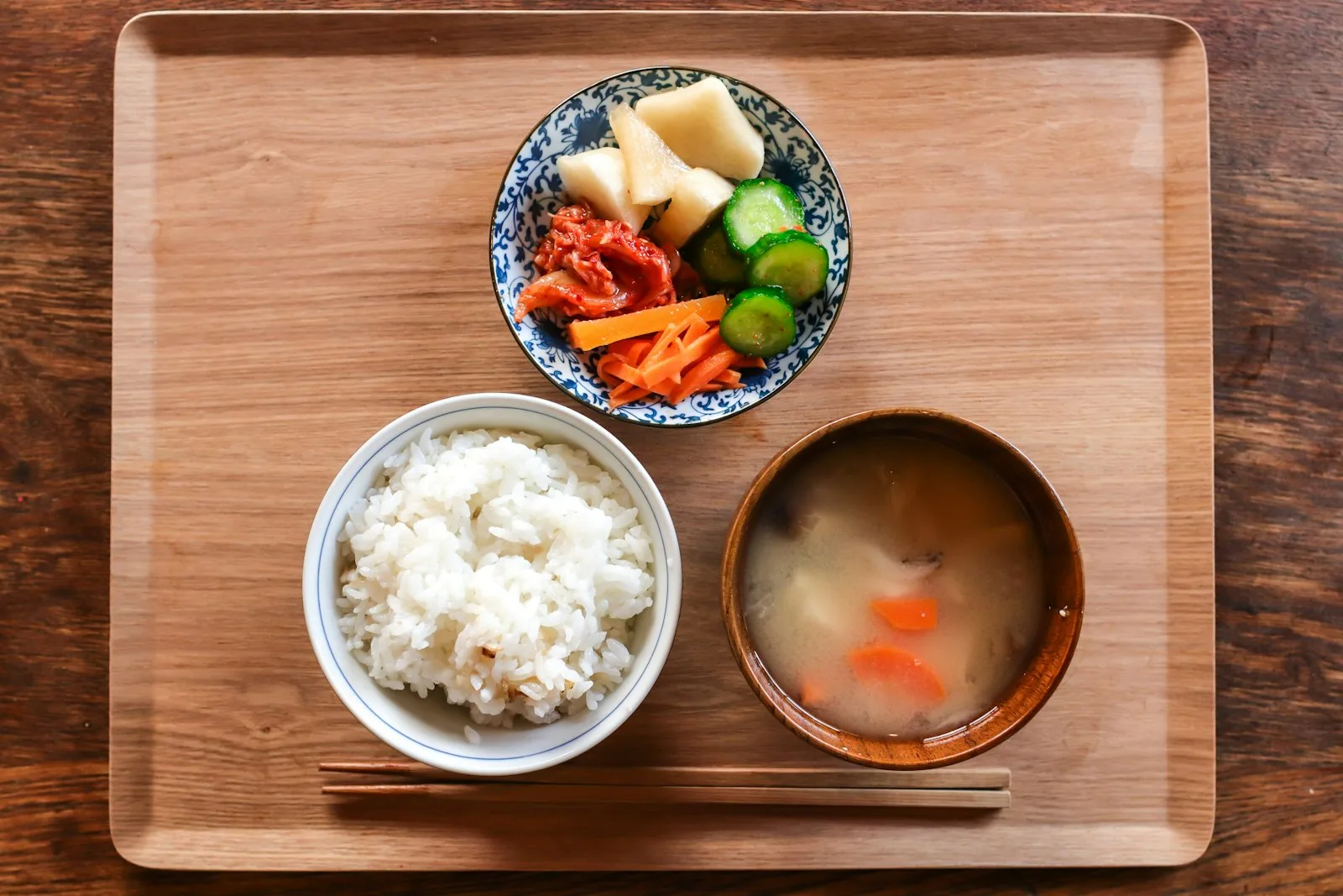 Kahvaltı tepsisinde servis edilen üç kase Japon yemeği
