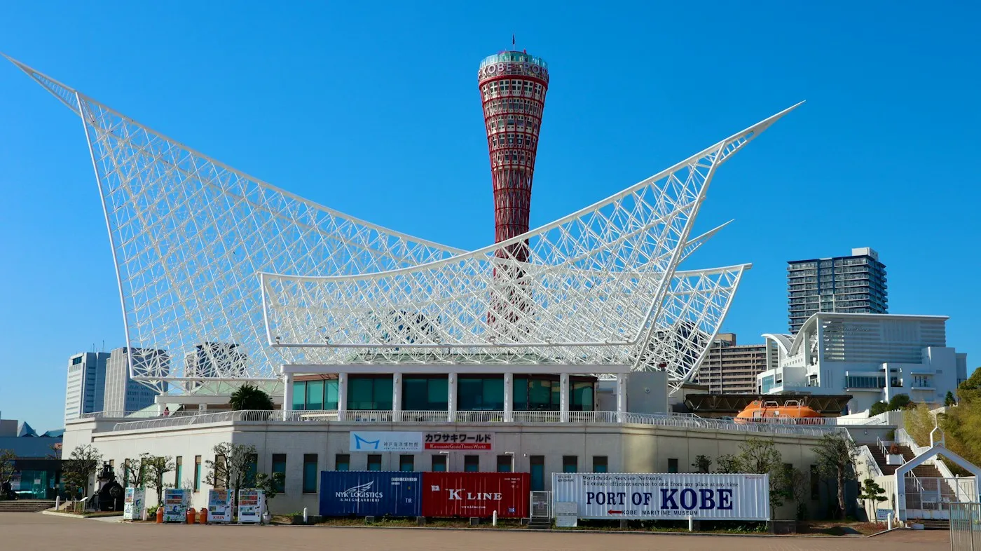 Beyaz çelik kafesli Deniz Müzesi ve Port Tower