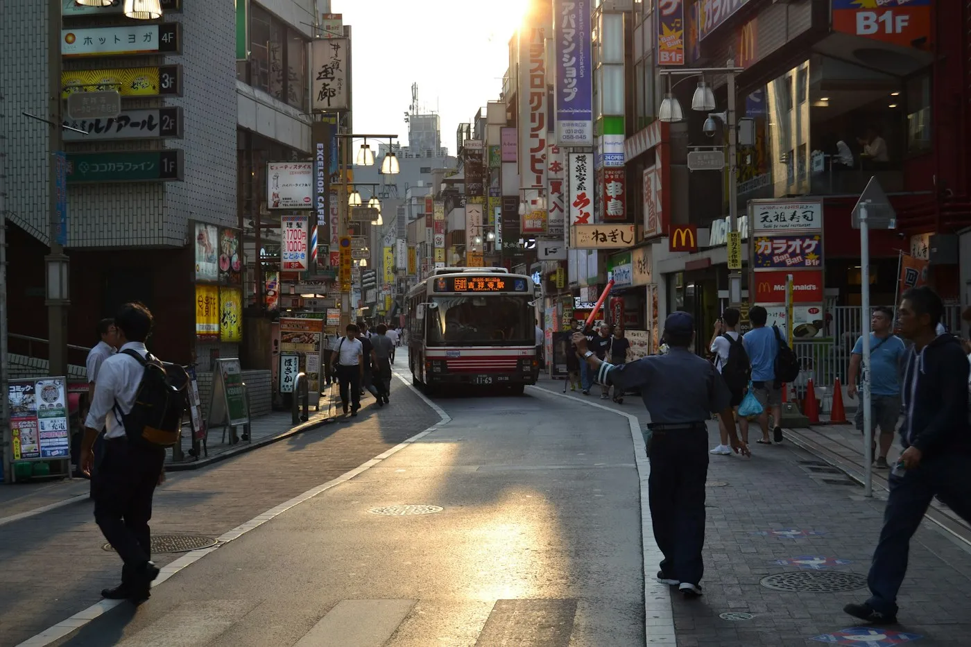 Kichijoji'de güneş batarken cadde