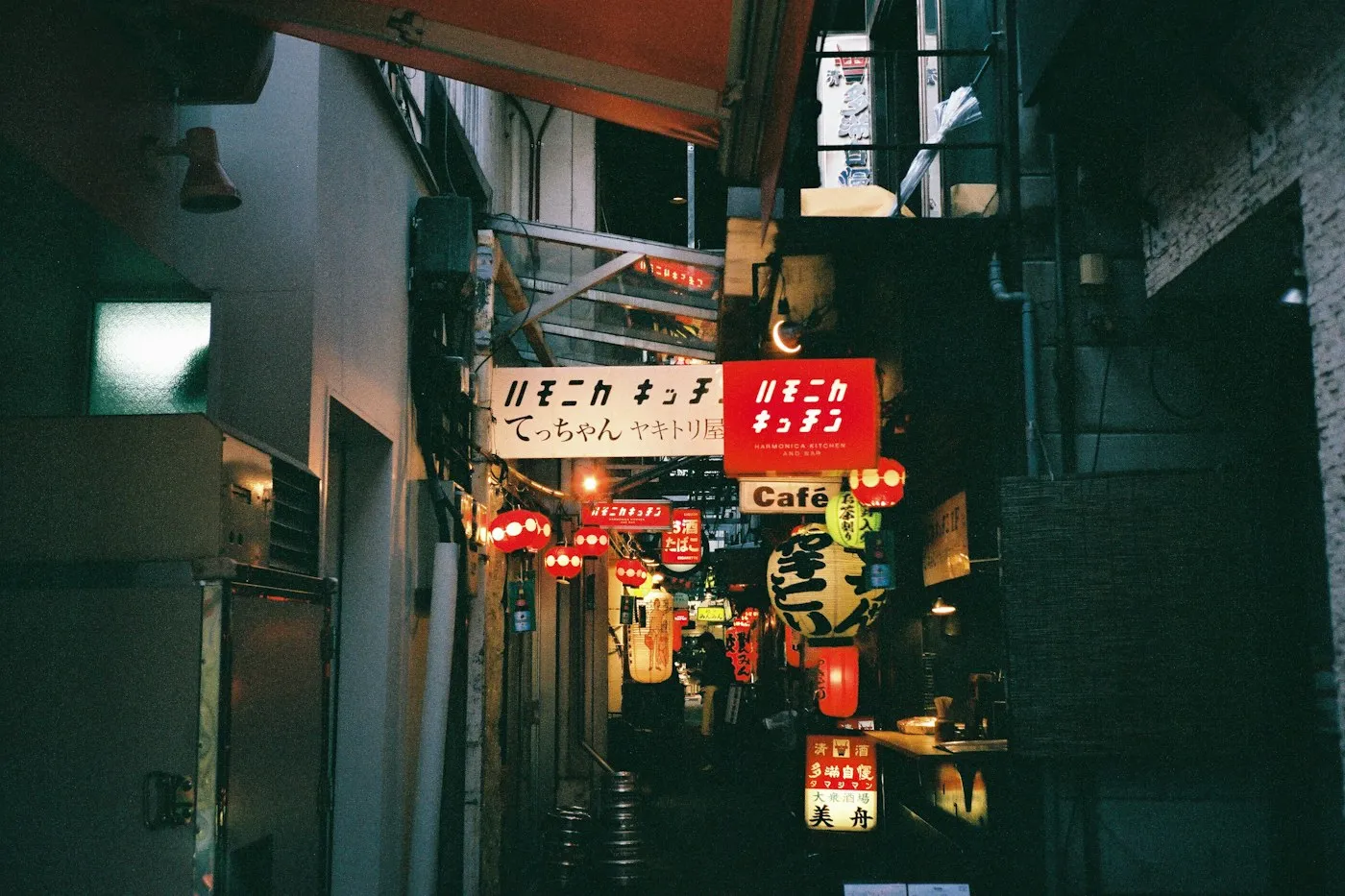 Harmonica Yokocho'da fenerlerle aydınlık dar sokak