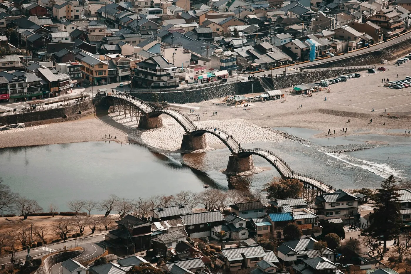 Kintai Köprüsü'nün kemerleri ve kıyıdaki şehir, yukarıdan