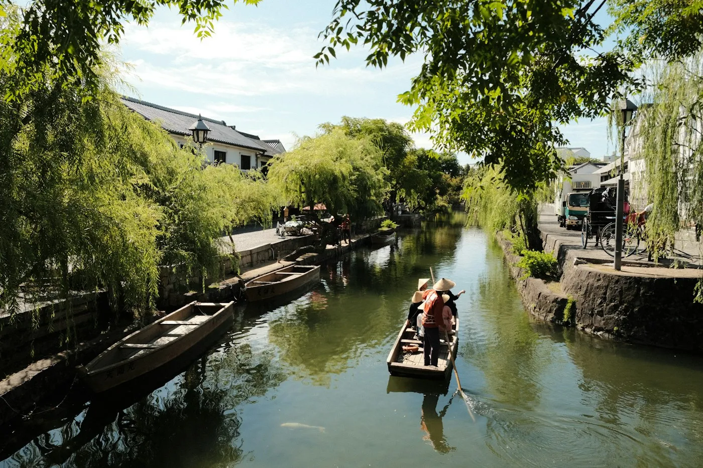 Kurashiki kanalında söğütler altında tekne