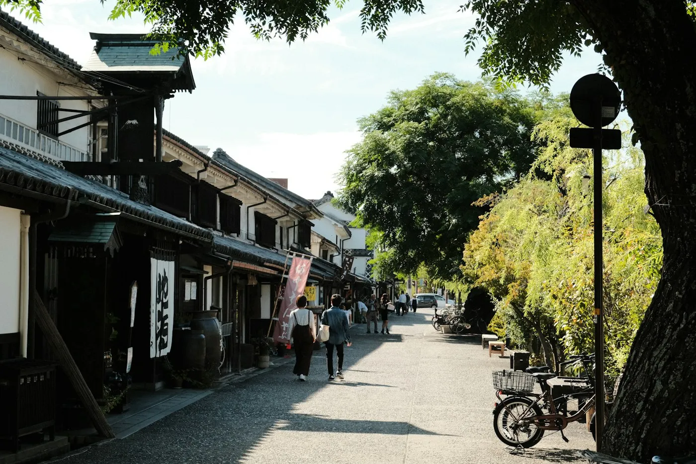 Kurashiki'de beyaz sıvalı evlerin dizildiği sokak