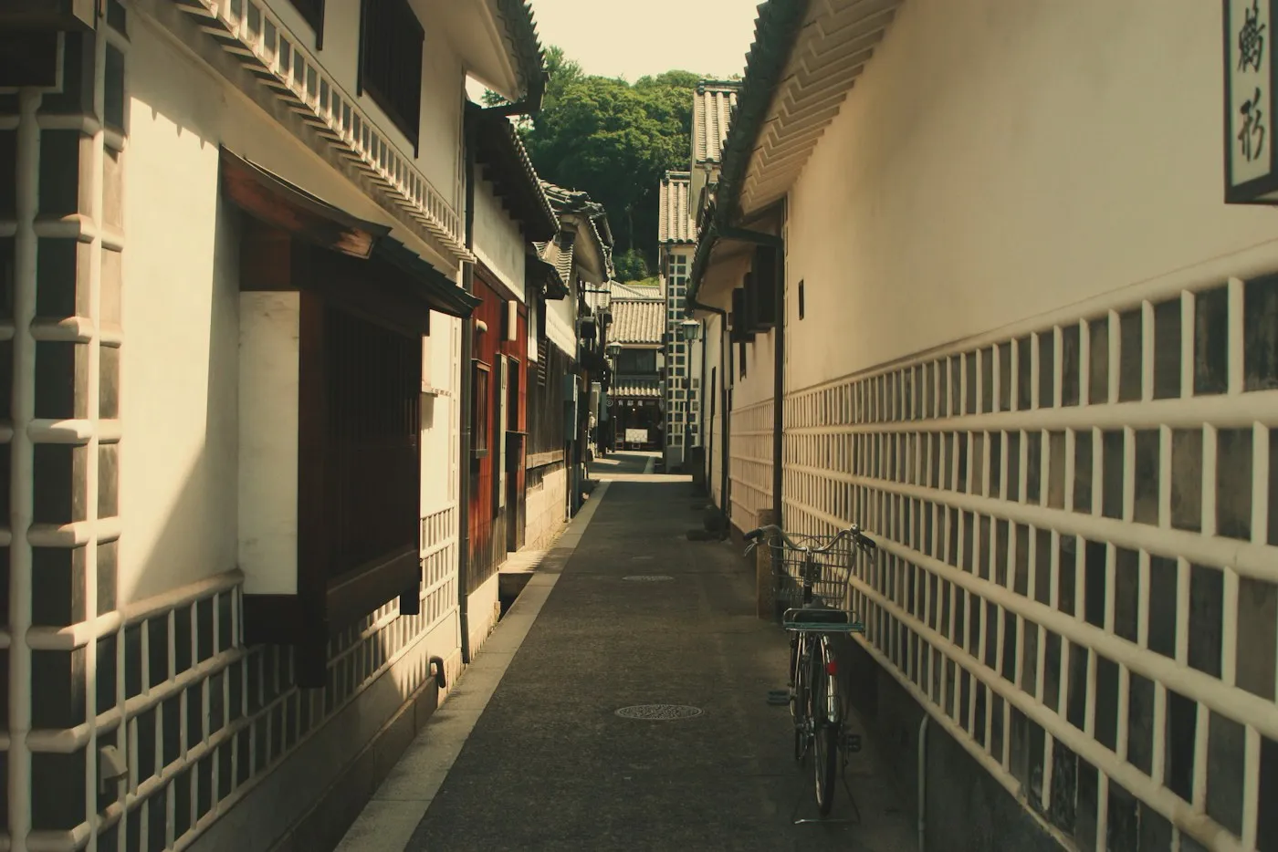 Kurashiki'de siyah-beyaz duvarlı dar sokak