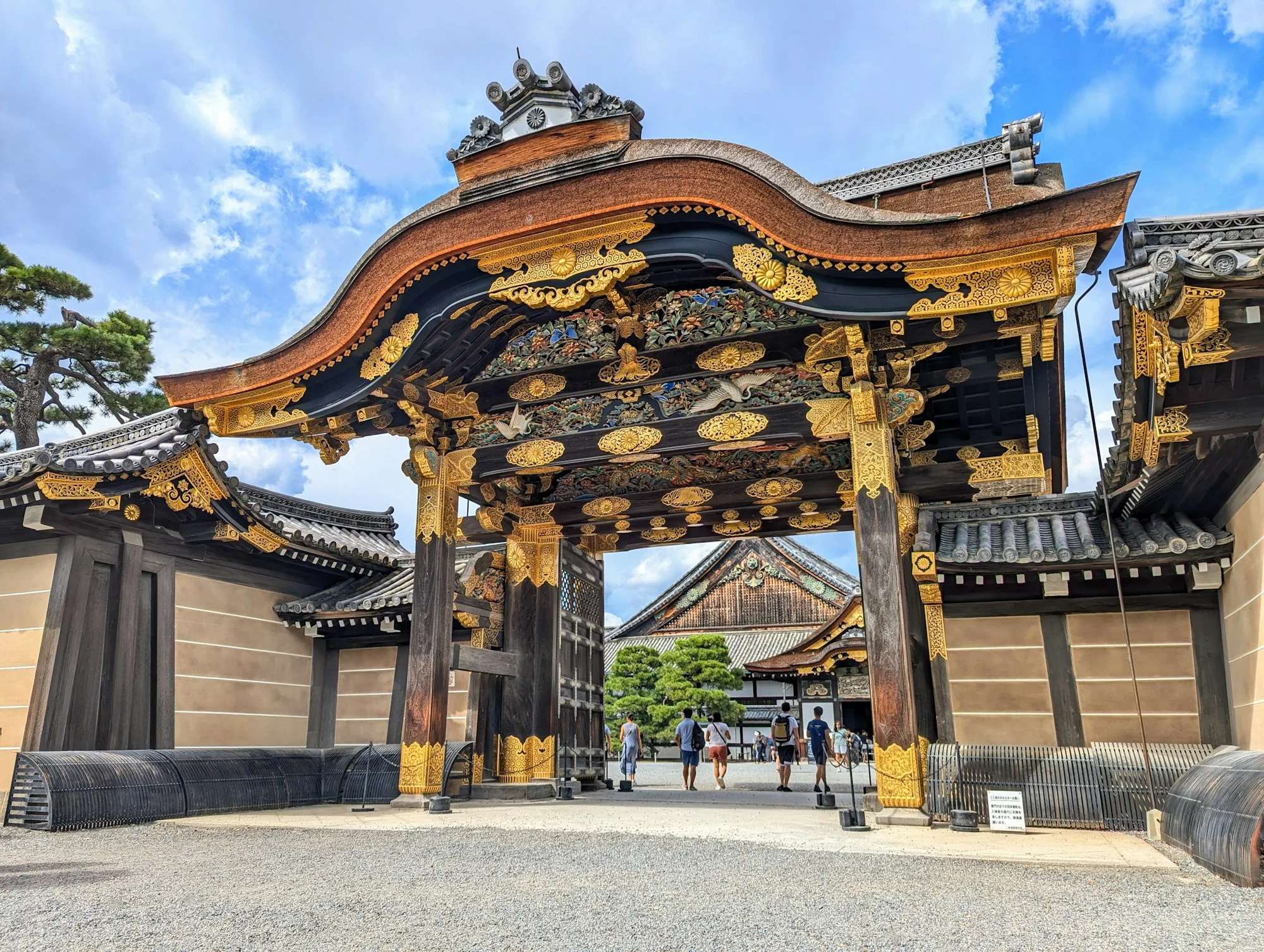 Kyoto'da Nijo Kalesi'nin altın işlemeli Karamon kapısı ve arkasında Ninomaru Sarayı