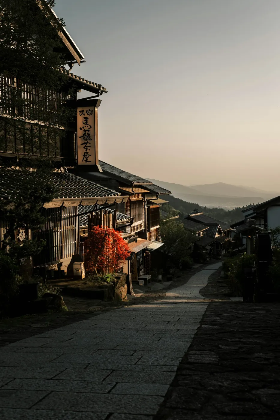 Gün batımı ışığında Magome'nin yokuşlu caddesi