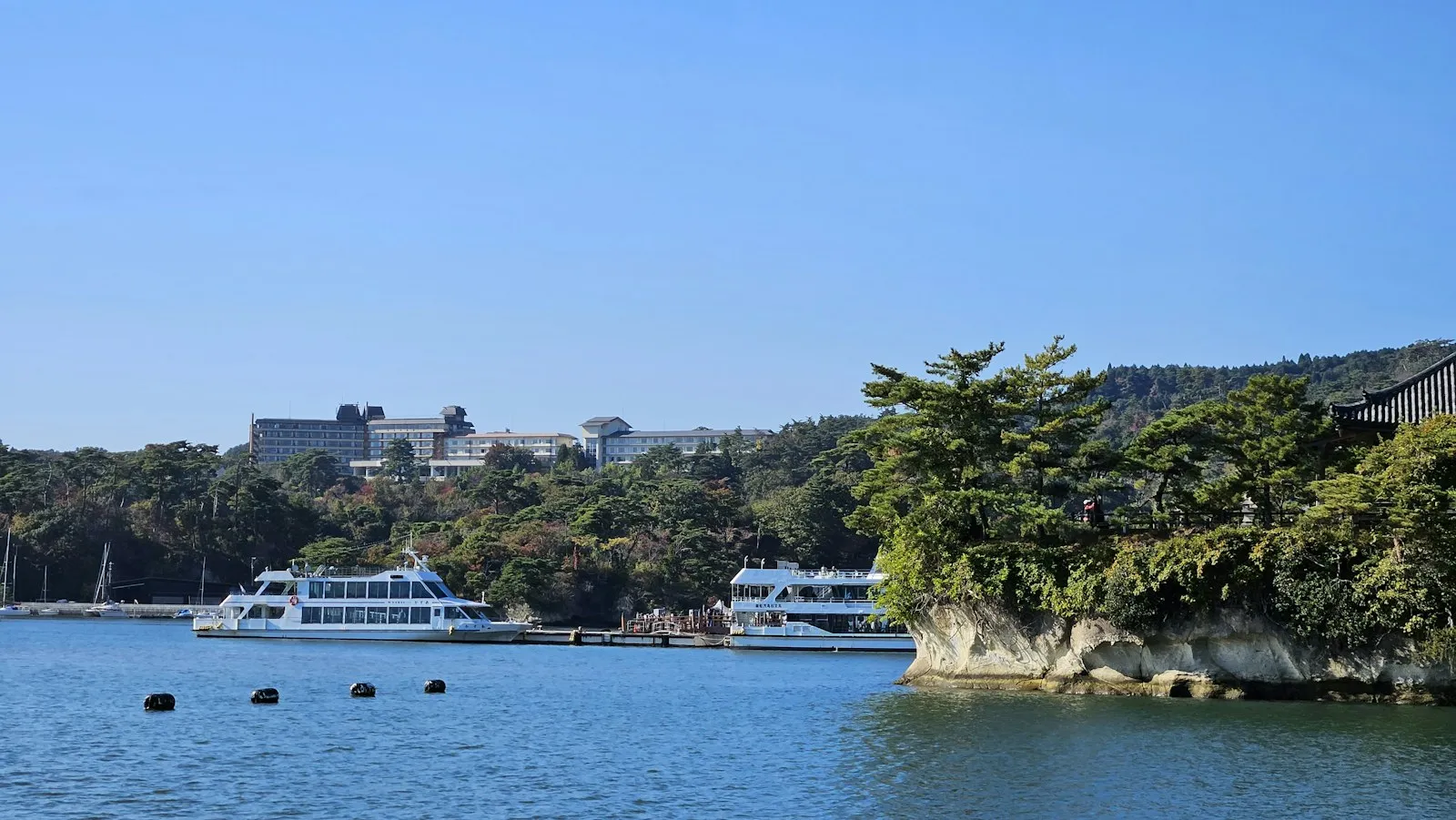 Matsushima limanında turist tekneleri