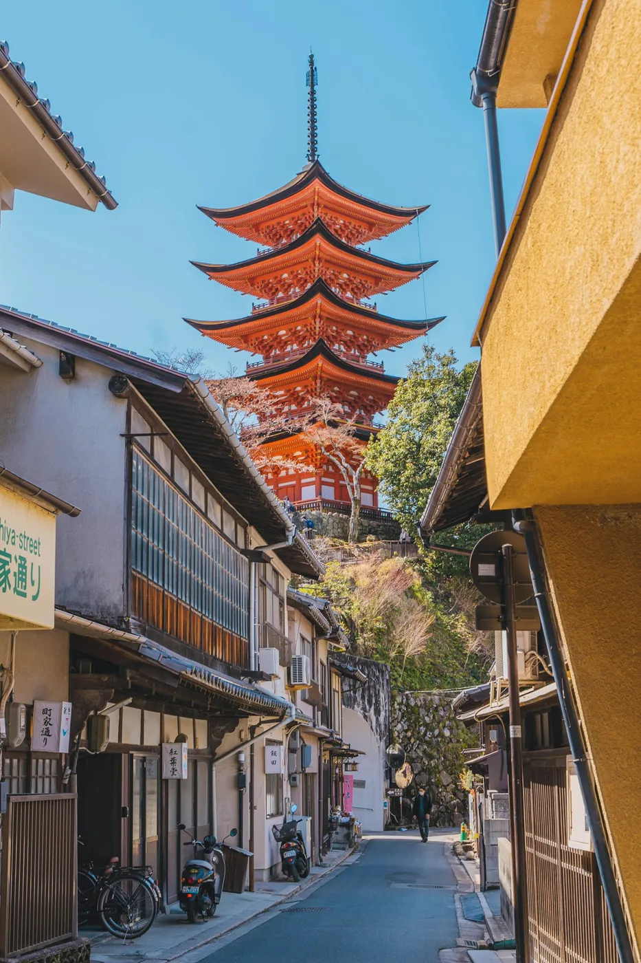 Miyajima'nın pagodalı arka sokağı