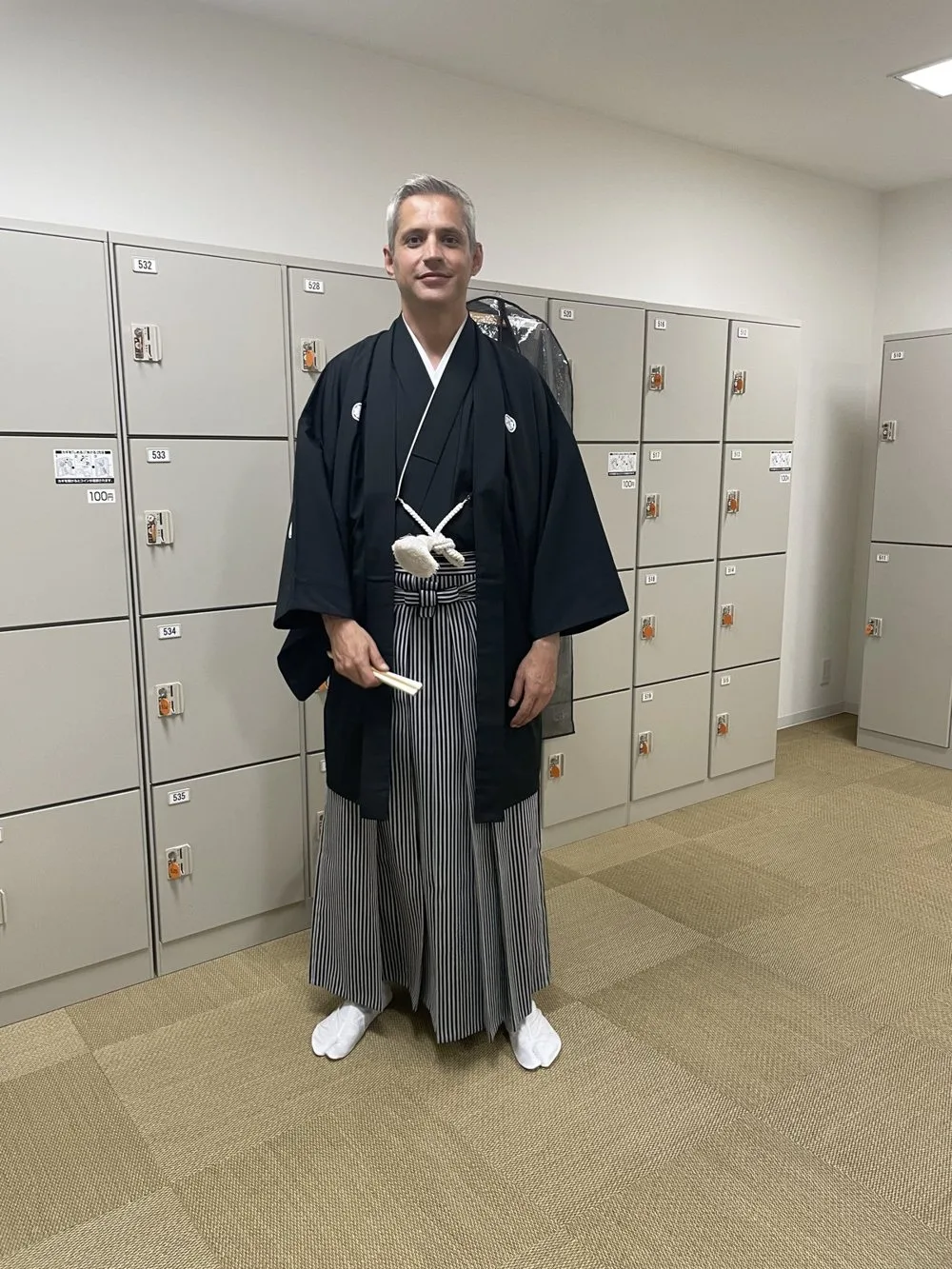 Musashibō Benkei, siyah haori ve çizgili hakama ile