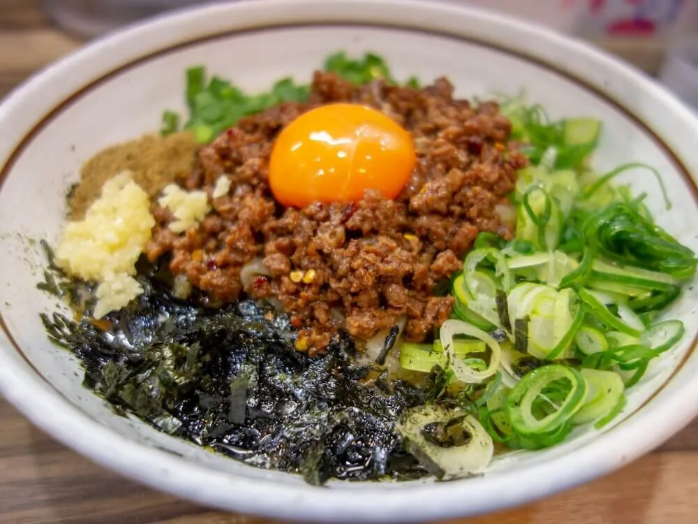 Yumurta sarılı Taiwan mazesoba