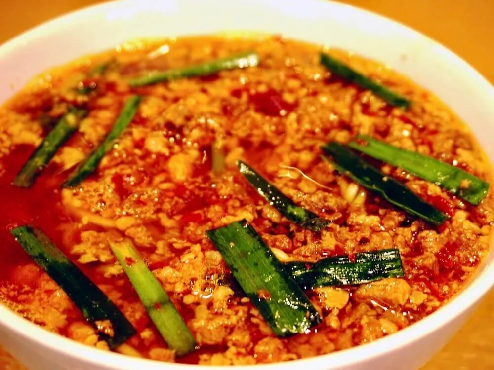 Acı kıymalı Taiwan ramen