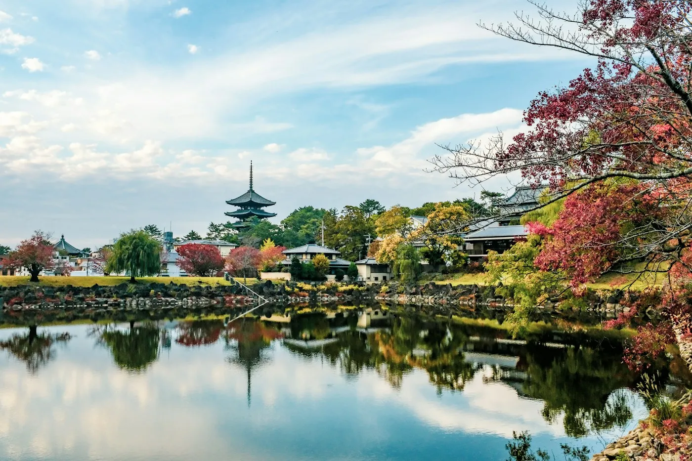 Nara Parkı'ndaki gölette ahşap köşk