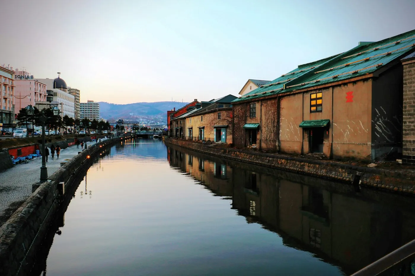 Alacakaranlıkta kanal ve taş depolar