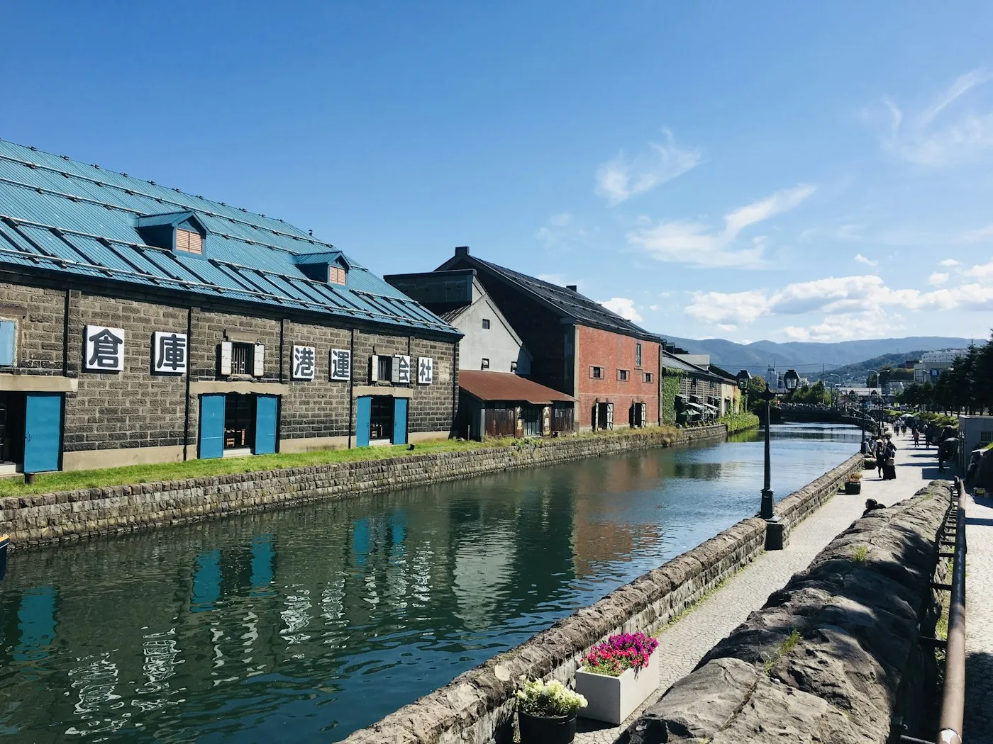 Mavi gökyüzü altında depolar ve kanal