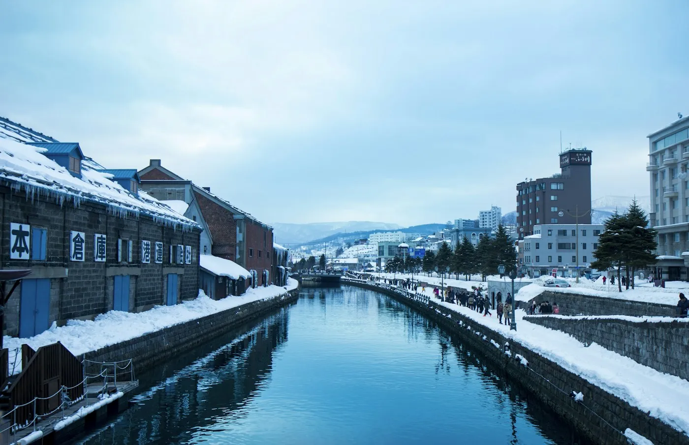 Kışın kanal ve karlı depo cephesi