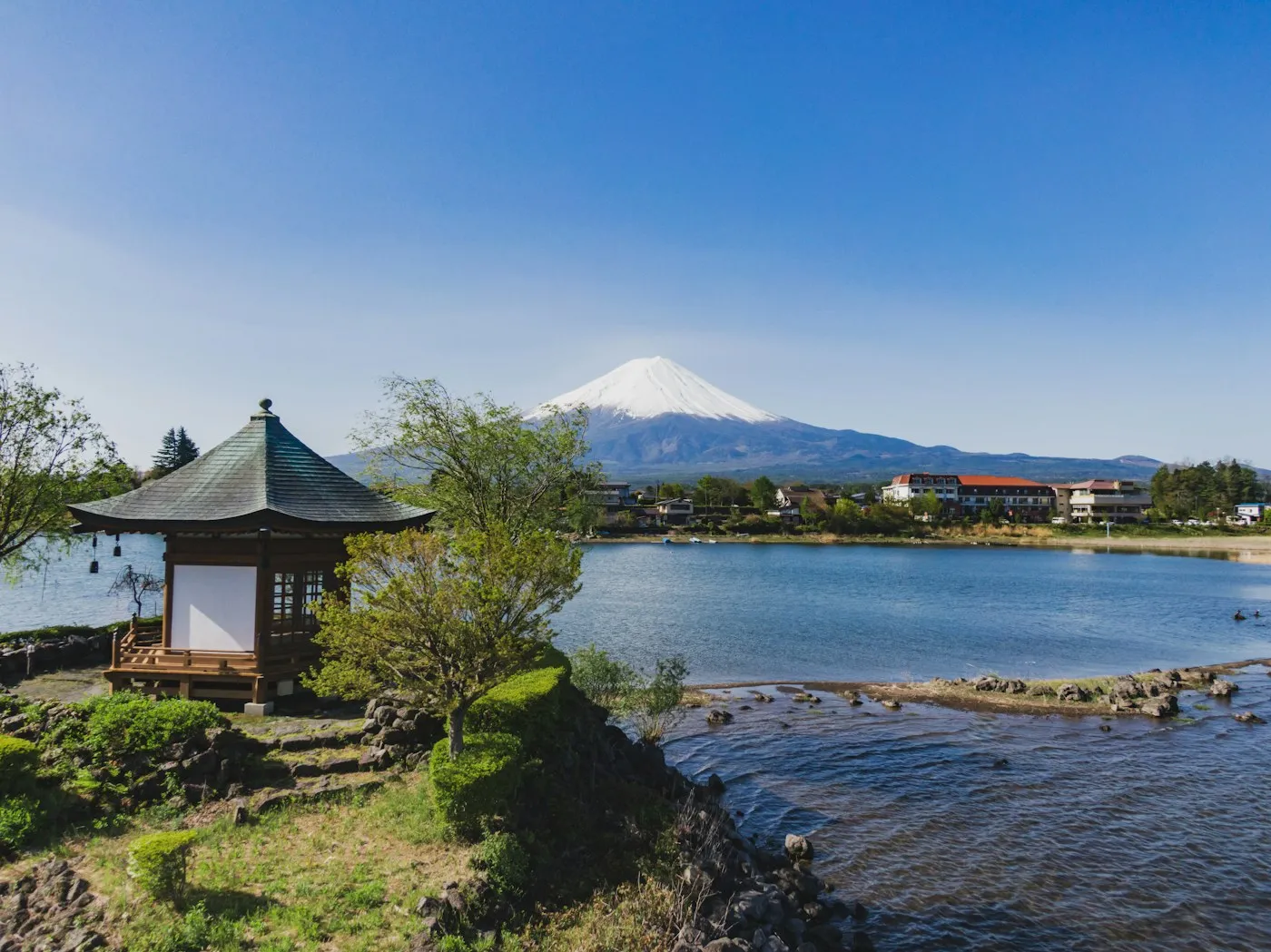Kawaguchi Gölü kıyısında kameriye ve Fuji