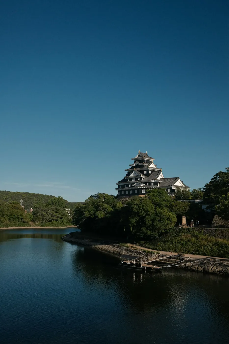 Okayama Kalesi ağaçlı tepenin üstünde