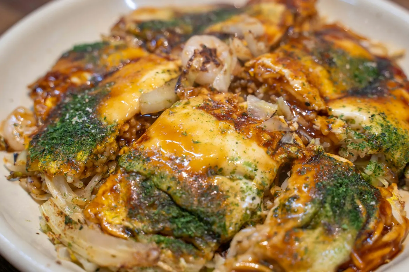 Hiroshima usulü okonomiyaki tabakta yakından