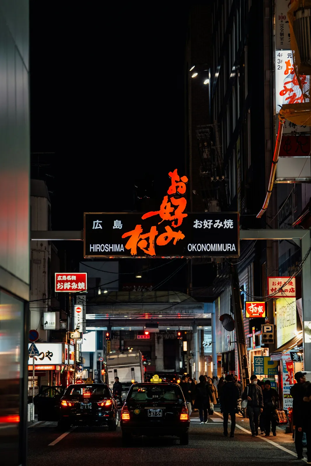 Okonomimura binasının neon tabelalı girişi gece