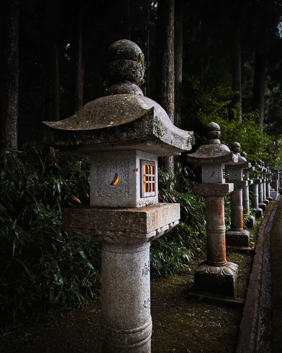 Kırmızı önlüklü Jizo heykelleri