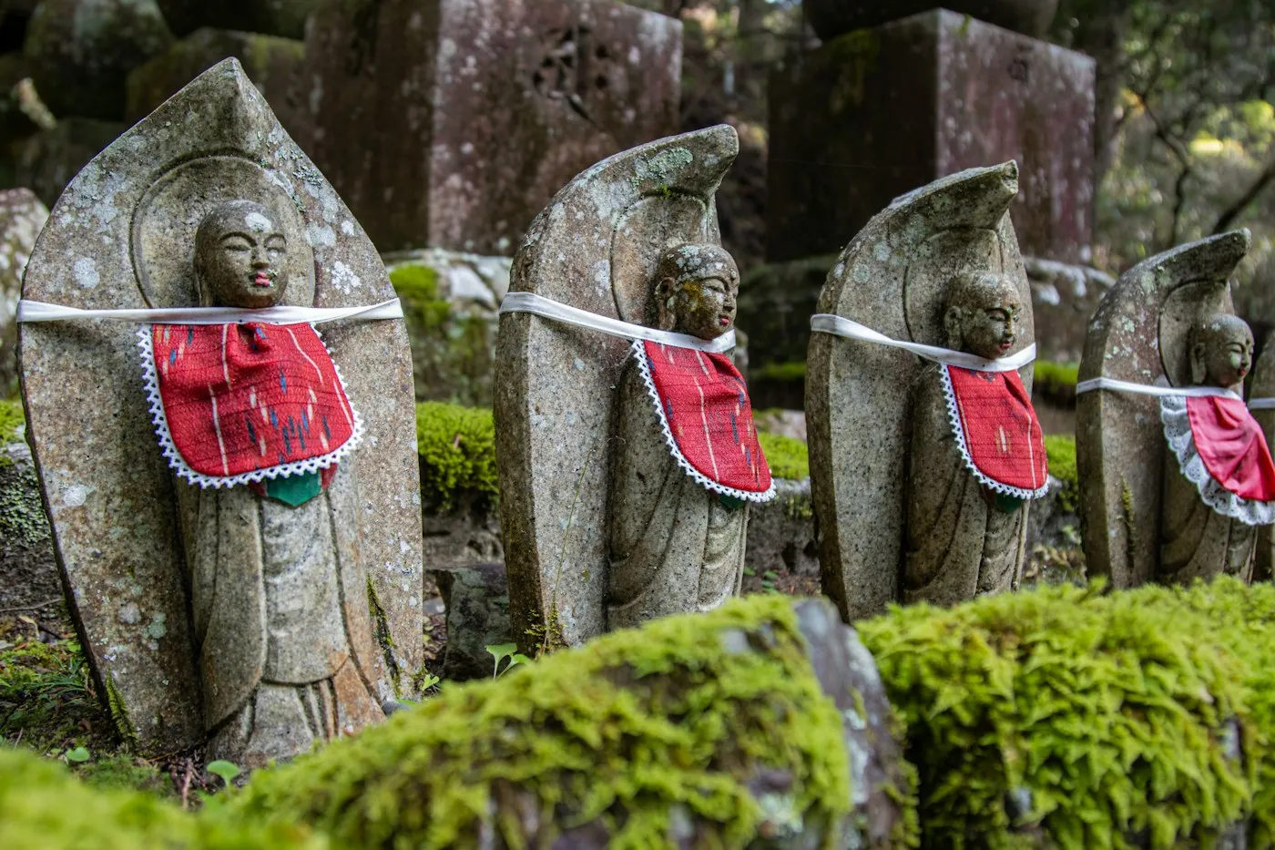 Yosun kaplı Jizo heykelleri